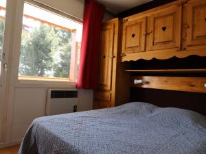 a bedroom with a bed and a window at Appartement Méribel, 2 pièces, 5 personnes - FR-1-182-66 in Méribel