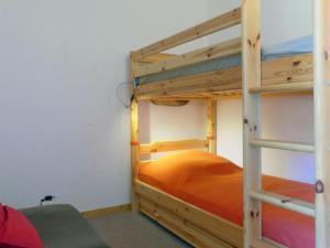 メリベルにあるAppartement Méribel, 2 pièces, 6 personnes - FR-1-182-59の二段ベッド1組(はしご付)が備わる客室です。
