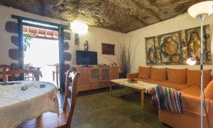 TV a/nebo společenská místnost v ubytování Casa Cueva El Caidero