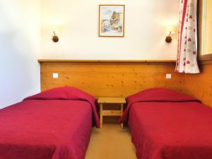 梅里貝勒的住宿－Appartement Méribel, 2 pièces, 4 personnes - FR-1-182-41，红色床单的客房内的两张床