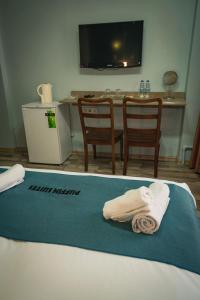 una habitación de hotel con 2 toallas en una cama en Puffin Suites, en Estambul