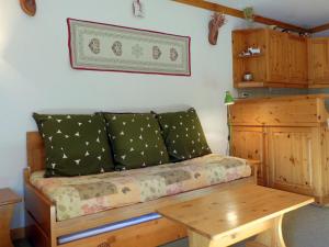 un sofá en una sala de estar con una mesa de madera en Appartement Méribel, 2 pièces, 5 personnes - FR-1-182-160, en Méribel