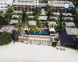 einen Luftblick auf ein Resort mit einem Pool in der Unterkunft Sareeraya Villas & Suites in Chaweng