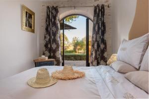 - une chambre avec un lit avec deux chapeaux dans l'établissement Absolu Beldi Essaouira, à Essaouira