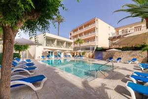 Bazén v ubytování Hotel Venecia Paguera nebo v jeho okolí