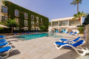 Bazén v ubytování Hotel Venecia Paguera nebo v jeho okolí