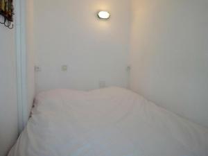 メリベルにあるAppartement Méribel, 2 pièces, 5 personnes - FR-1-182-136のベッドルーム1室(壁にライト付きの白いベッド1台付)