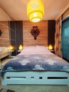 1 dormitorio con 1 cama con manta azul y blanca en Apartament Klimatyzowany Teren Ośrodka Sun&Snow Białka Tatrzańska, en Białka Tatrzanska