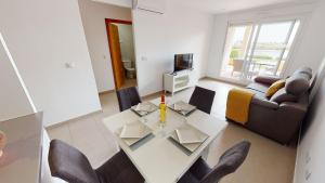 RoldánにあるCasa Francia - A Murcia Holiday Rentals Propertyのリビングルーム(テーブル、ソファ付)