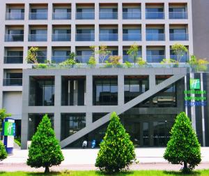 嘉義市にあるHoliday Inn Express Chiayi, an IHG Hotelの目の前に木々が生い茂る建物