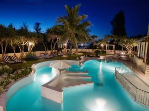 בריכת השחייה שנמצאת ב-La Casa Panacea Okinawa Resort או באזור