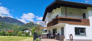 une maison avec un balcon donnant sur les montagnes en arrière-plan. dans l'établissement Ferienwohnung Willi, à Schruns 9 autres photos