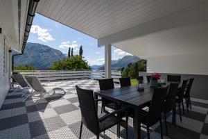 una sala da pranzo con tavolo e sedie su un patio di Flotunet - Jørnhuset a Stryn