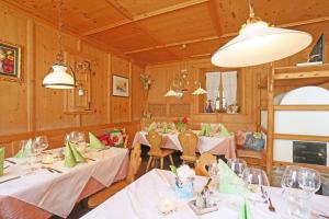 Restauracja lub miejsce do jedzenia w obiekcie Gasthof Albergo Neuwirt