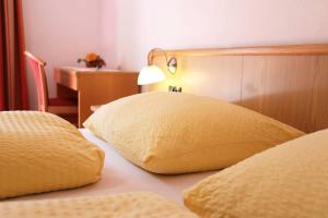 Łóżko lub łóżka w pokoju w obiekcie Gasthof Albergo Neuwirt