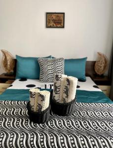 una camera da letto con un letto con quattro cesti sopra di Byala Solita Apartament a Byala