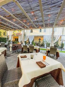 En restaurant eller et andet spisested på Hotel Hambros - Il Parco in Villa Banchieri