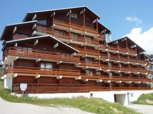 ein großes Gebäude mit Holzbalkonen auf der Seite in der Unterkunft Appartement Les Saisies, 3 pièces, 8 personnes - FR-1-293-58 in Les Saisies