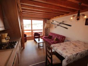 eine Küche und ein Wohnzimmer mit einem Sofa und einem Tisch in der Unterkunft Appartement Les Saisies, 3 pièces, 8 personnes - FR-1-293-58 in Les Saisies