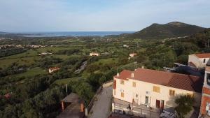 - une vue aérienne sur un petit village avec une maison dans l'établissement Belvedere, à San Teodoro