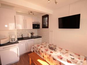 Appartement Les Saisies, 4 pièces, 8 personnes - FR-1-293-59にあるキッチンまたは簡易キッチン