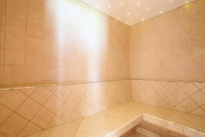 Duży pokój z dużą podłogą wyłożoną kafelkami i avisorem w obiekcie Gasthof Albergo Neuwirt w mieście Val di Vizze