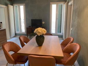 a dining room with a table with a pineapple on it at Cà Vian in Venice