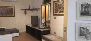 TV a/nebo společenská místnost v ubytování Il Brigante