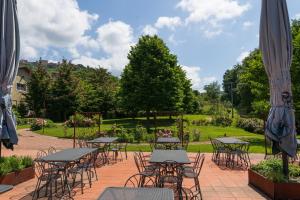 un gruppo di tavoli e sedie in giardino di Locanda LA VALLE a Castelnuovo di Magra