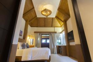 Кровать или кровати в номере Tup Kaek Sunset Beach Resort-SHA Plus