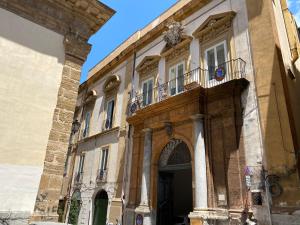 een groot gebouw met een balkon. bij Case Natoli - Residenze d'Epoca in Palermo
