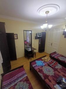 Rúm í herbergi á TJ+ Hostel