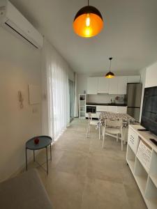 Μια τηλεόραση ή/και κέντρο ψυχαγωγίας στο Torregrande Apartments