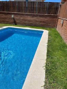Bazén v ubytování Chalet moderno con PISCINA en Calafell nebo v jeho okolí