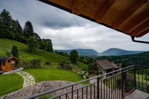 balkon z widokiem na zielone pole i góry w obiekcie Casa Corte dei Rode w mieście Chies dʼAlpago