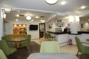 Η κουζίνα ή μικρή κουζίνα στο Hotel Selini
