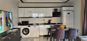 Una cocina o kitchenette en Art City Luxury Residence in the Center of Alanya