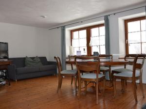 sala de estar con mesa, sillas y sofá en Holiday home in Herrischried with garden en Herrischried