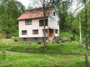ラーゼシュチュナにあるSadyba na Luzhkuの赤屋根の大白屋敷