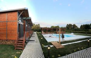 een huis met een zwembad en een gebouw bij Castle Nolana in Geredeli