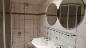 Łazienka w obiekcie Ferienwohnungen-Gästehaus Altginzling