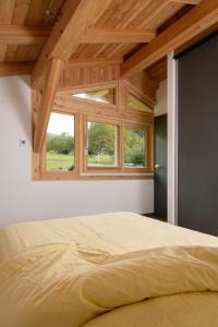 um quarto com uma cama grande e uma janela em CHALET ALTAÏ em Séez