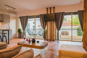 una sala de estar con un sofá y una mesa en NOHO Boutique , premium living Lazeon 7, en Atenas