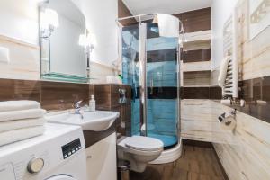 Ett badrum på Apartamenty NCNK Mierzeja Park Sztutowo