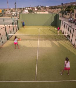 a group of people playing tennis on a tennis court at Kampaoh Los Escullos in Almería +20 photos