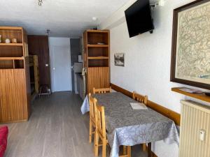 a small room with a table and a television at Studio Montgenèvre, 1 pièce, 4 personnes - FR-1-445-26 in Montgenèvre