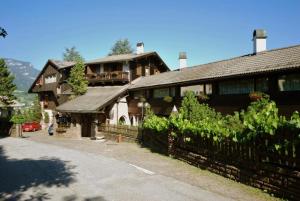 Cette grande maison en bois dispose d'un balcon. dans l'établissement Residence Trunka Lunka, à Cavalese