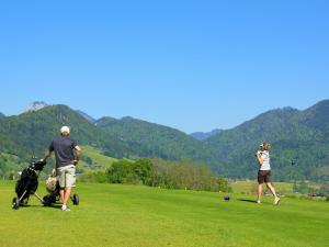 a couple of people playing golf on a golf course at Studio Montgenèvre, 1 pièce, 4 personnes - FR-1-445-71 in Montgenèvre