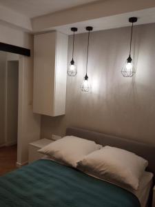 A bed or beds in a room at Apartament Gruba Ryba 3