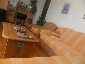 Una sala de estar con un sofá y una mesa de café. en Pansion Panorama Dubrovnik, en Dubrovnik